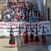 Protesta por las calles del pueblo de Burgos de La Puebla de Arganzón.