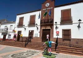 Uno de los flamencos que se encuentra justo a la entrada del Ayuntamiento de Fuente de Piedra.