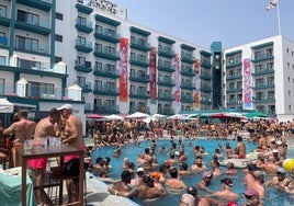 Piscina del Hotel Ritual de Torremolinos, en hora de máxima afluencia.