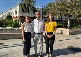 El secretario general del PSOE, Víctor Navas, acompañado de la portavoz municipal, Sandra Ochoa y la concejal María Isabel Ruiz.