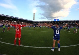Los jugadores de la Ponferradina rodean el círculo central tras el último partido liguero en El Toralín.
