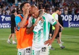 Guillem Jaime consuela a un veterano curtido en batallas como Biabiany, llorando tras la eliminación.