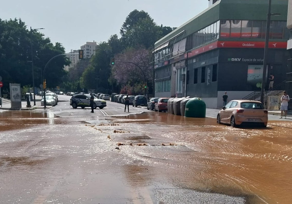 Corte importante de tráfico en Málaga: la rotura de una tubería hunde la calzada en la Avenida de la Aurora