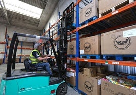 Las cajas de comida donada por los guipuzcoanos este pasado fin de semana empiezan a llegar al almacén del Banco de Alimentos.