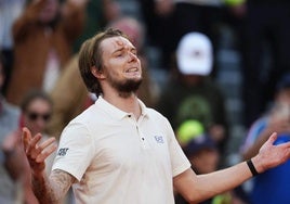 El kazajo Alexander Bublik, emocionado en la pista tras vencer a Jack Draper en octavos de final.