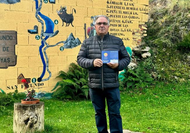 El pedáneo de San Facundo, Ricardo Vila, muestra el Pasaporte Mágico.