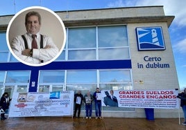 El abogado José Luis Ortiz y afectados en una concentración en la que fue sede de la empresa en Ponferrada.