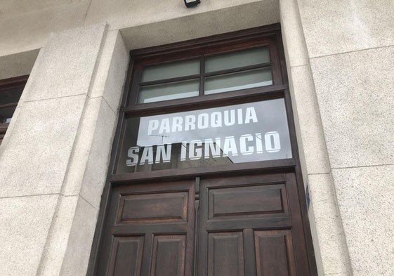Imagen de la puerta de acceso a la parroquia de San Ignacio de Ponferrada.