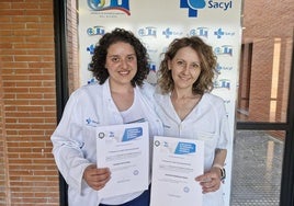 Las enfermeras Ana Belén Rodríguez y Tamara Pinto consiguieron el primer premio en el II Encuentro de Enfermeras Referentes en Heridas.