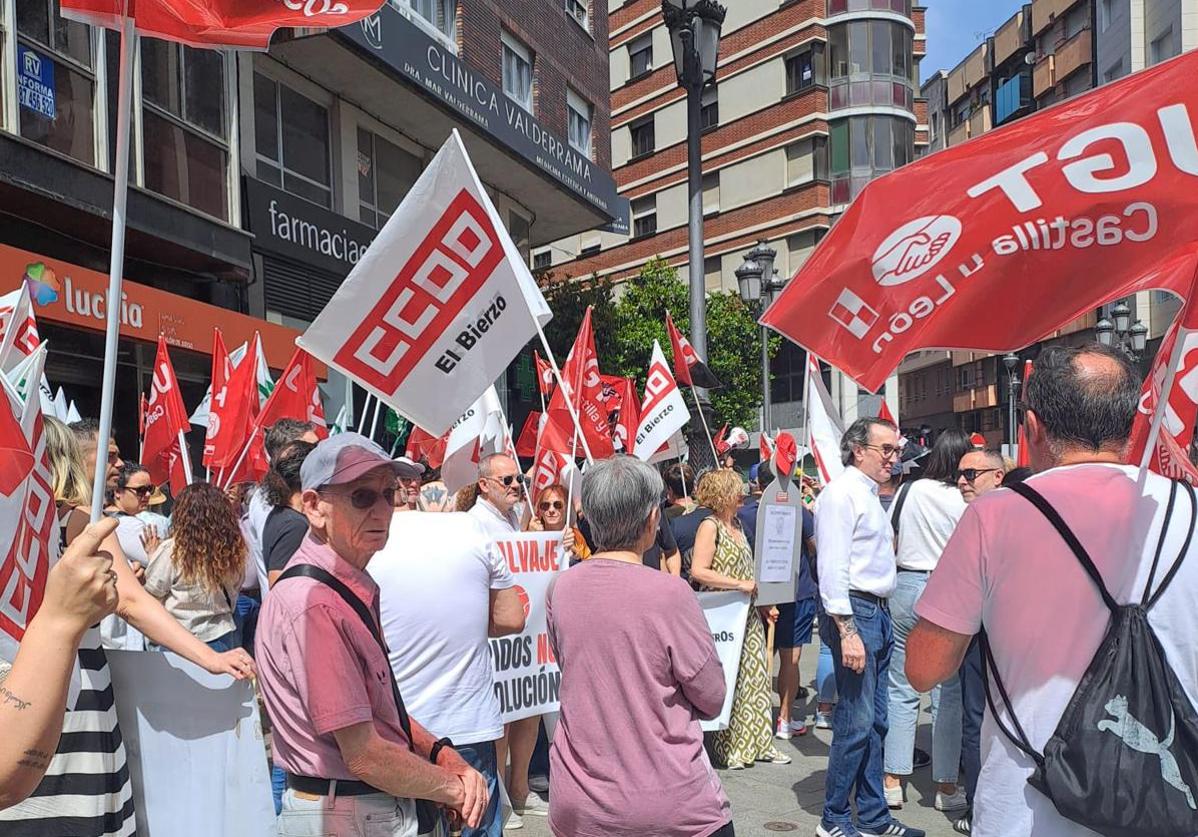 Concentración contra el ERE de Teleperformance en la plaza de Lazúrtegui de Ponferrada.