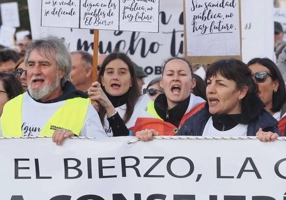 Concentración y manifestación por las calles de Valladolid hasta la consejería de Sanidad convocada por OncoBierzo, en una imagen de archivo.