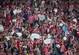 Aficionados protestan por una decisión arbitral en el partido contra el Manchester en San Mamés.