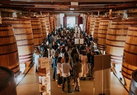 Vista de la sala habilitada en CVNE para la exposición y cata de vinos de Borgoña y del Barrio de la Estación.