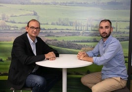 Imanol Olaskoaga junto al ingeniero agrónomo David Mignanelli.