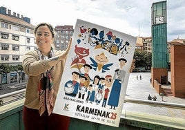 Nerea Cantero, concejala de Cultura, junto al cartel ganador de este año.