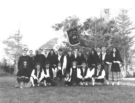 Componentes del Grupo 'Trébol' de Coros y Danzas. 17 de julio de 1990.