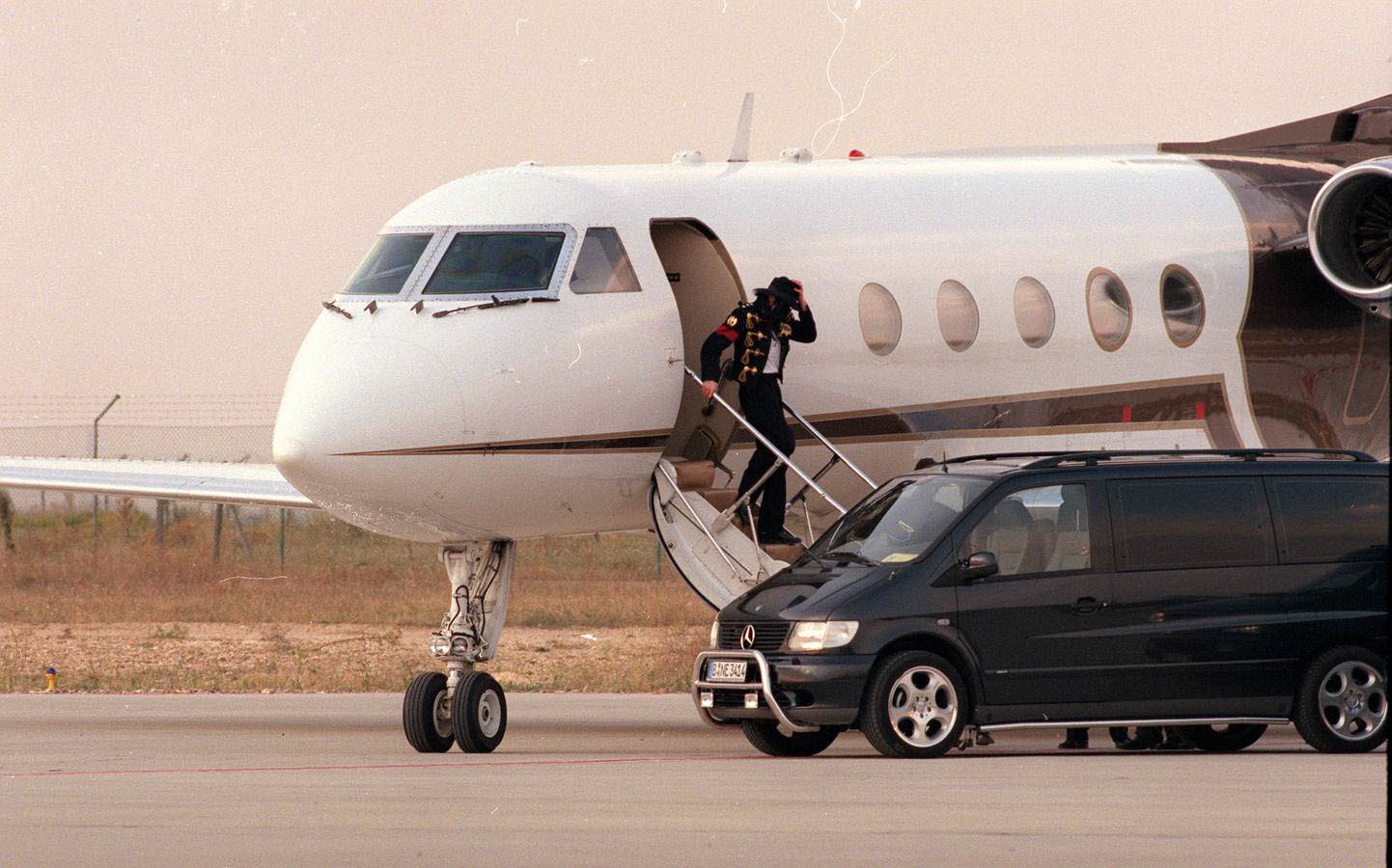 Michael Jackson llega al aeropuerto de Villanubla horas antes del concierto que ofreció en el estadio Jose Zorrilla. 5 de septiembre de 1997.