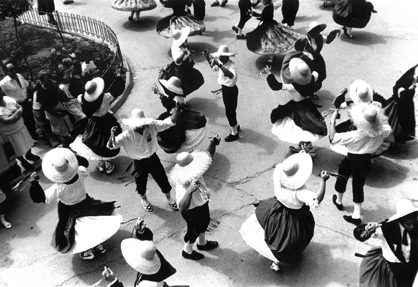 Grupo de danzas La Rotonda durante una actuación el 2 de agosto de 1992.