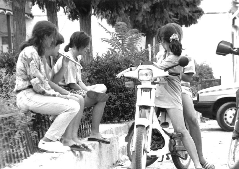 Un grupo de jóvenes de la localidad en julio de 1992.