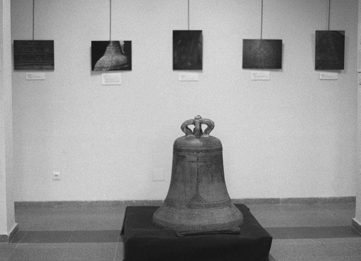 Exposición de campanas perteneciente a la Muestra de Música Tradicional de Viana de Cega. 26 de agosto de 1999.