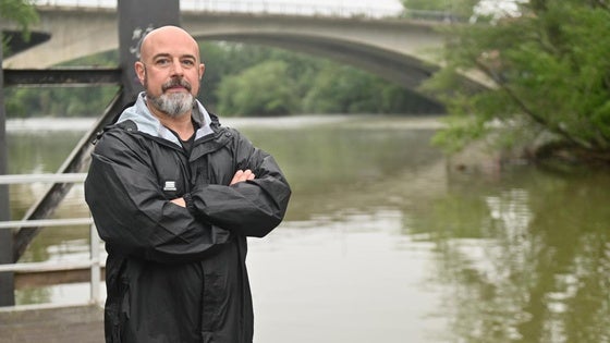 Javier Marqués, buzo profesional y miembro de la Asociación AMA el Pisuerga, en el embarcadero del Museo de la Ciencia.