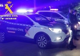 Agentes de la Guardia Civil durante una intervención nocturna.