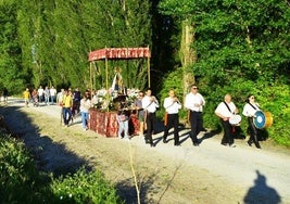 Los cofrades trasladan a la Virgen en romería.