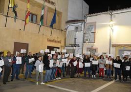 70 pescozanos reivindicando su centro en la plaza del pueblo.
