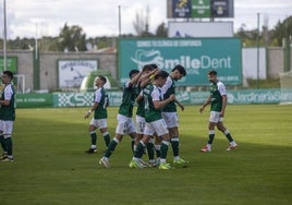 El Cacereño celebra un tanto en el derbi ante el Coria disputado en el Príncipe Felipe.