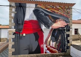 Un mural dedicado al folclore adorna la casa del médico de Torrecillas de la Tiesa