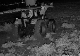 Imagen captada de miembros de la 'Mafia del Cobre' montados en un tractor durante uno de los robos.