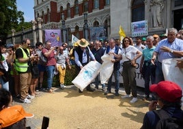 Manifestación de agricultores ayer ante la sede del MAPA.