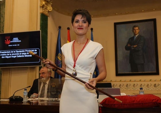 Raquel del Puerto con el bastón de mando tras su nombramiento como presidenta de la Diputación de Badajoz.