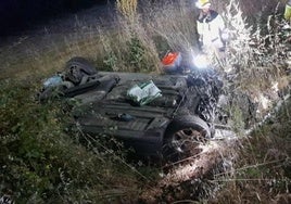 El conductor quedó atrapado en el vehículo y tuvo que ser rescatado por los bomberos.