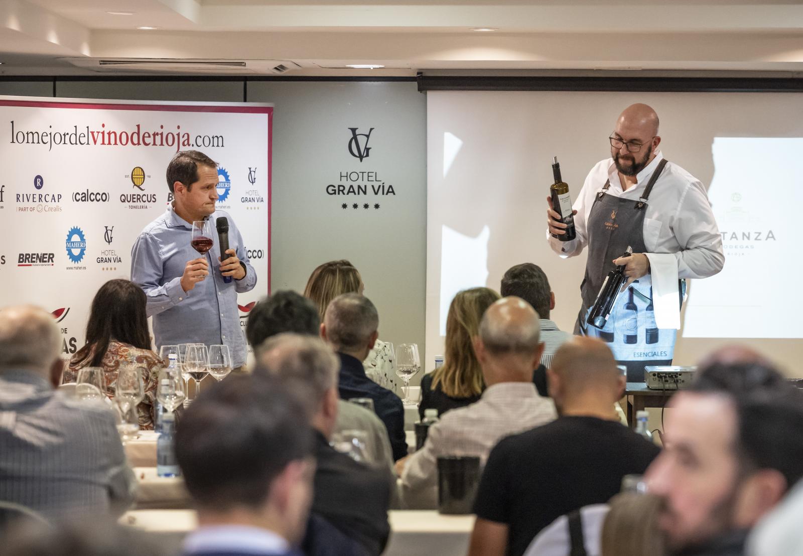 Carlos Ferreiro, en un momento de la cata en los salones del Hotel Gran Vía, que celebra sus 25 años