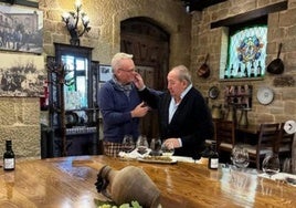 Atkin con Isacín Muga, reconocido como Leyenda de 2025.