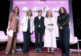 Elsa Martínez, Nieves Herrero, Isabel Lizarraga, Adriana Laucirica y Rebekah Romero fueron las protagonistas de la mesa redonda de 'Iguales'.