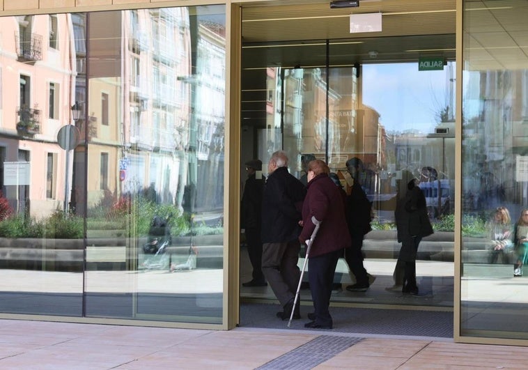 Filas en las recepción de La Villanueva este lunes para conocer los detalles de los cambios.