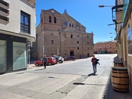 Dos peatones transitan por la plaza de San Pedro, sin aceras.