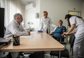 El doctor Ismael Sobrón atiende a Pilar, usuaria de la Residencia Lardero, acompañado por Teresa Zapatero (responsable de Enfermería del programa en La Guindalera) y la enfermera especialista en Geriatría Esther Sánchez-Migallón, una de las nueve profesionales con las que cuenta el centro de mayores.