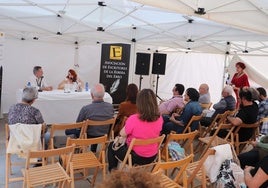 El público pudo encontrarse con autores de distintos géneros en la carpa de la plaza de España.