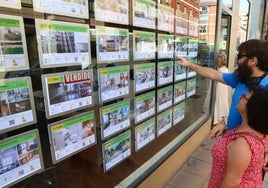 Dos personas observan la oferta de una inmobiliaria.