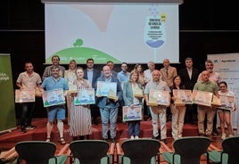 Imagen de los organizadores y los premiados.
