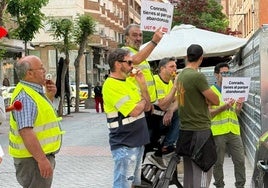 Trabajadores del Parque Municipal de Servicios de Logroño, durante la protesta.