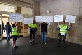 Trabajadores del Parque de Servicios con pancartas reivindicativas en la previa al pleno del Ayuntamiento de Logroño de este jueves.