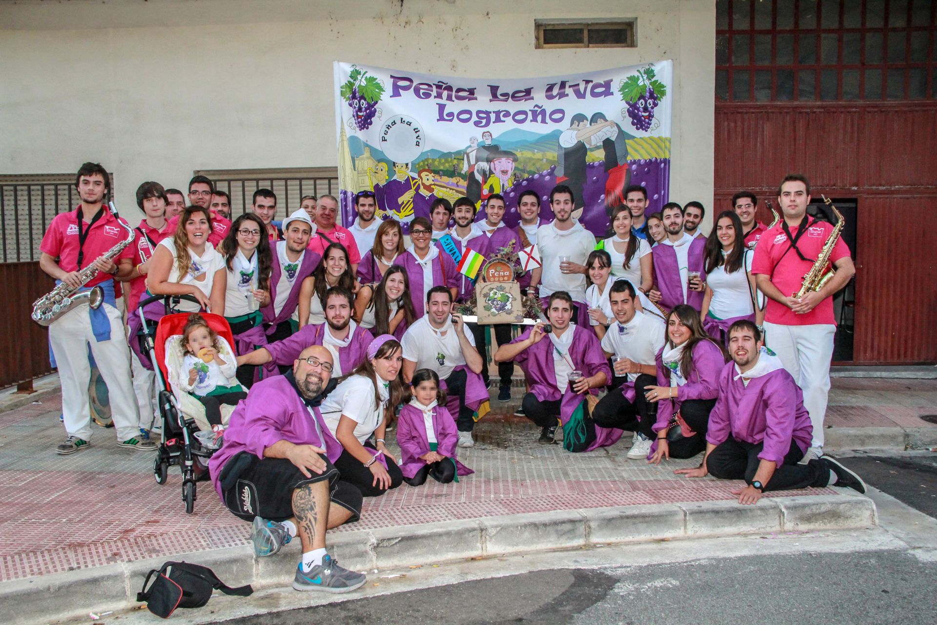 Imagen antes - A la izquierda, una de las primeras fotos de la peña; a la derecha, una de las más recientes.