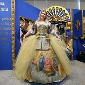 Rosana Largo muestra uno de sus trajes renacentistas.