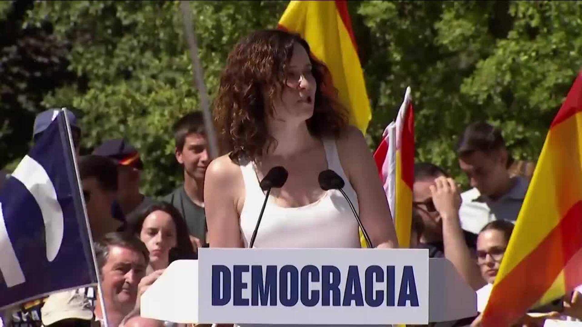 Feijóo llama a los españoles a "rebelarse" y el PP cifra en más de 100.000 los asistentes