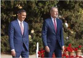 El presidente Sánchez con el rey Felipe V en la conferencia de presidentes.