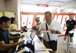 Un aficionado muestra las entradas para el duelo ante el Nàstic.